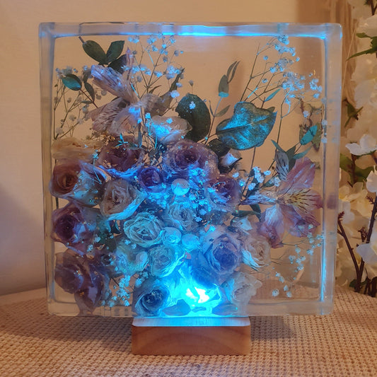 Lampada quadrata in resina e fiori secchi