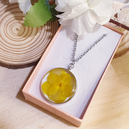 Ciondoli in resina e fiori veri essiccati