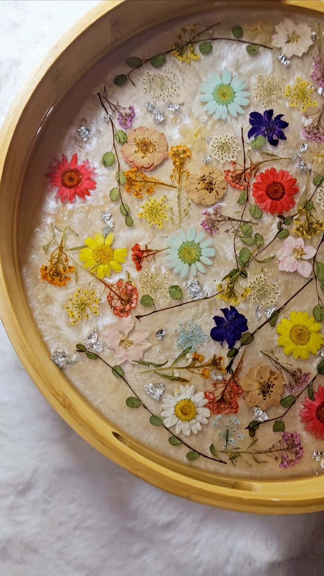 Vassoio in bambù, resina e fiori