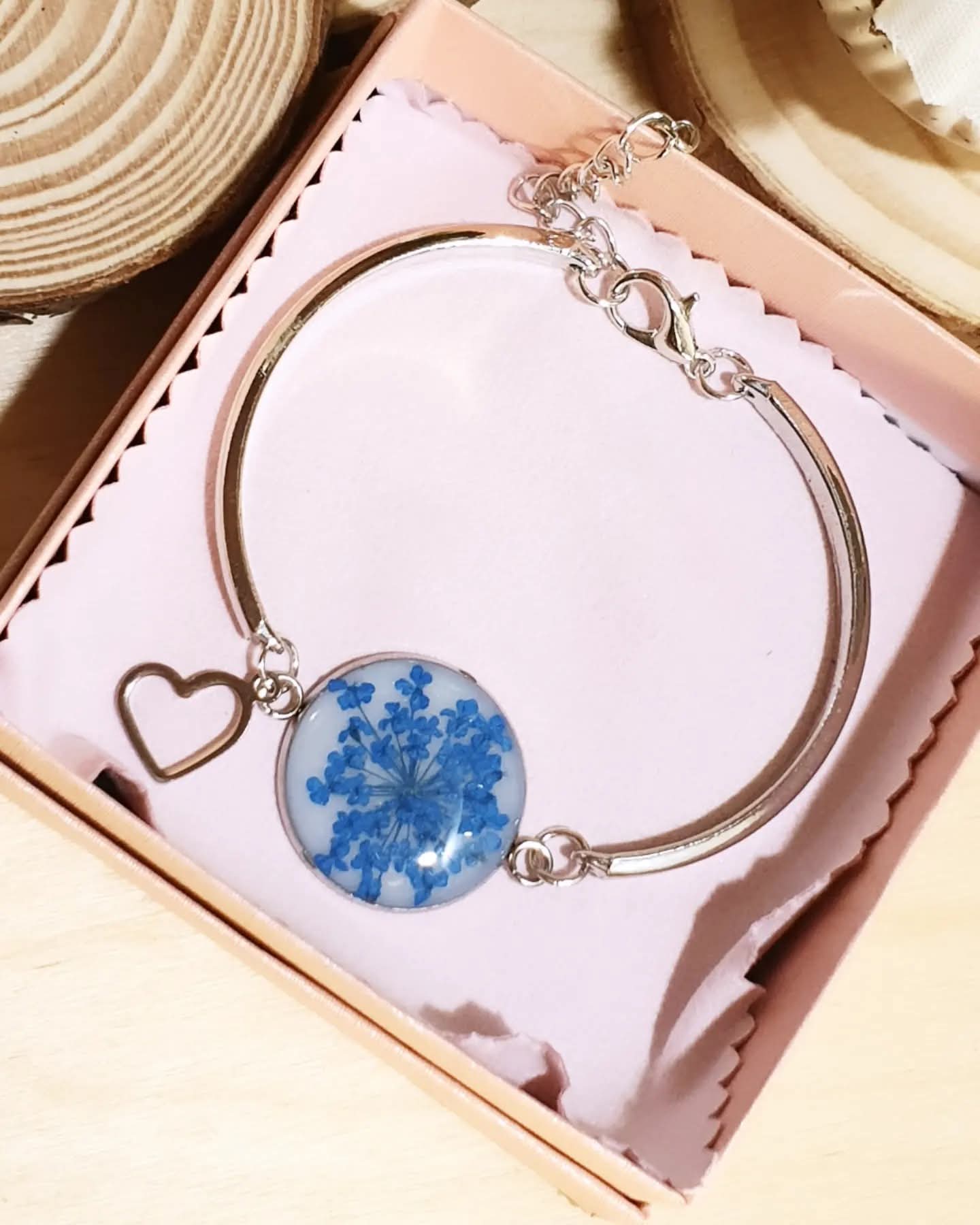 Braccialetti in acciaio, resina e fiori essiccati
