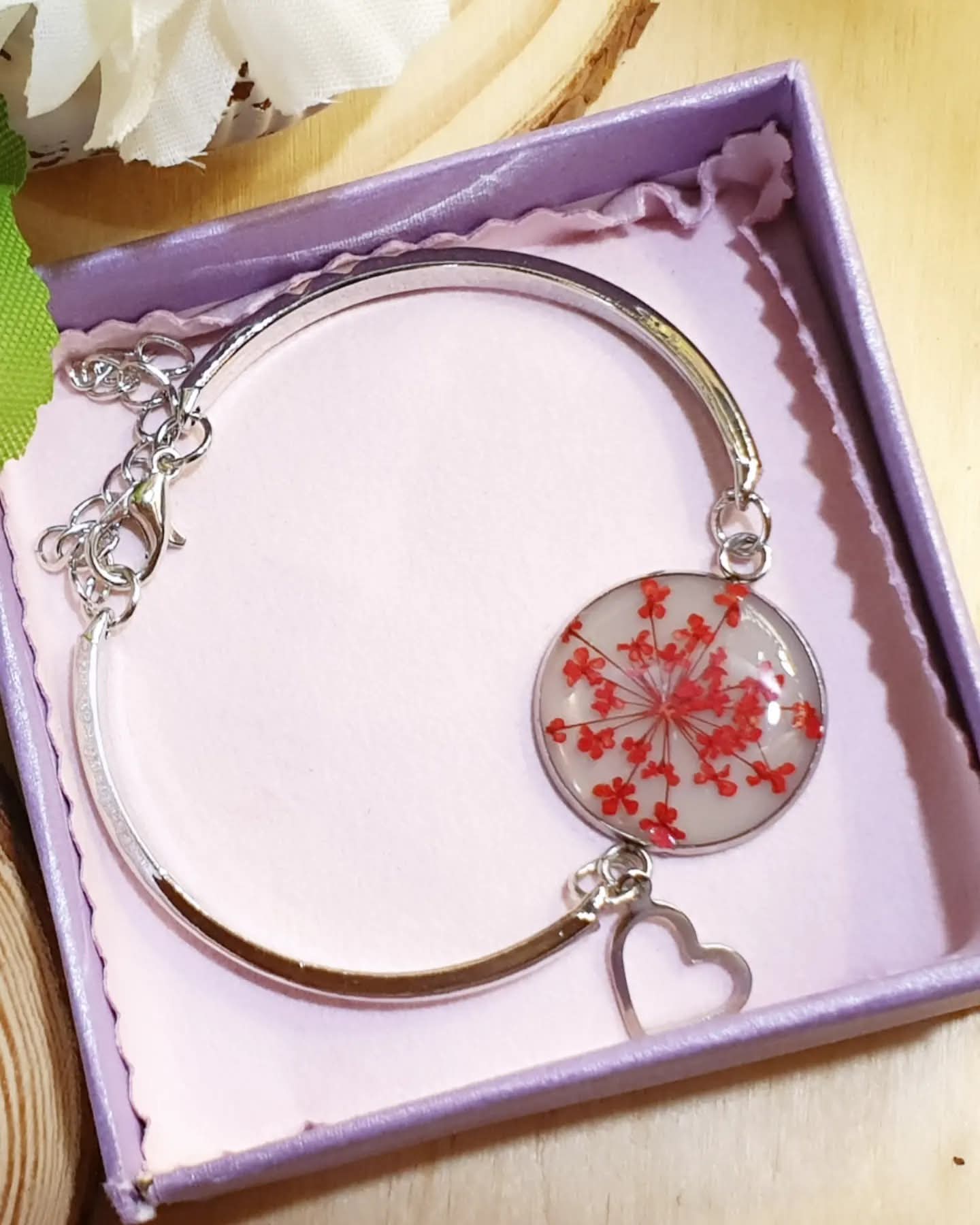 Braccialetti in acciaio, resina e fiori essiccati
