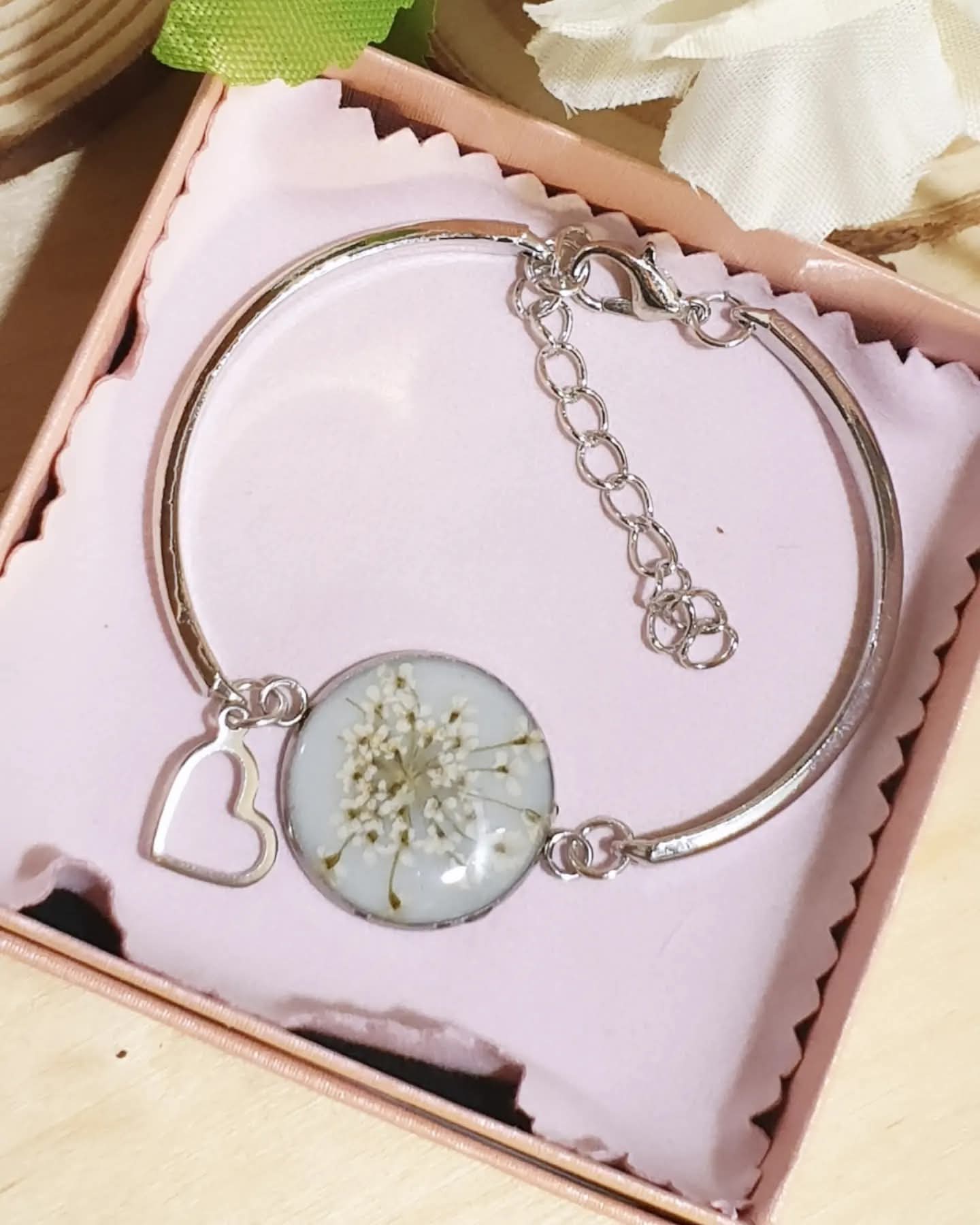 Braccialetti in acciaio, resina e fiori essiccati