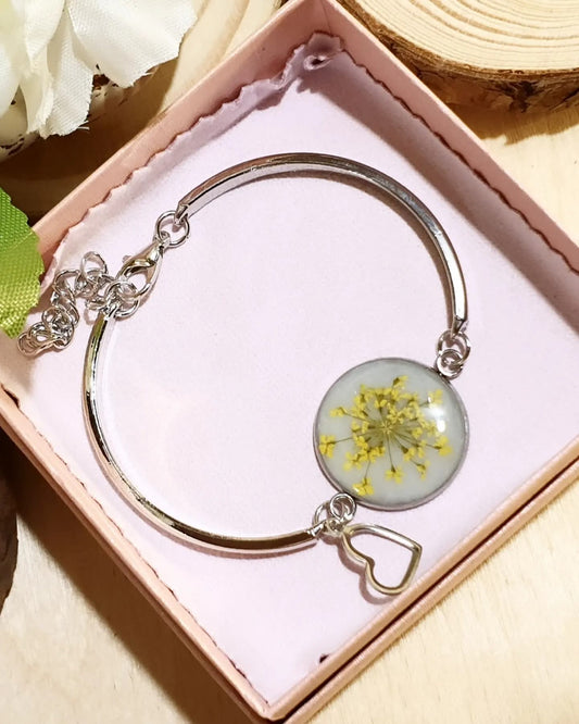 Bracelets made of steel, resin and dried flowers