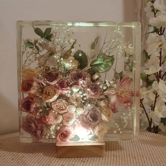 Lampada quadrata in resina e fiori secchi