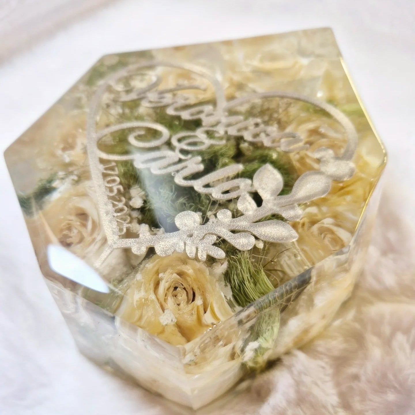 Gemma in resina e fiori essiccati