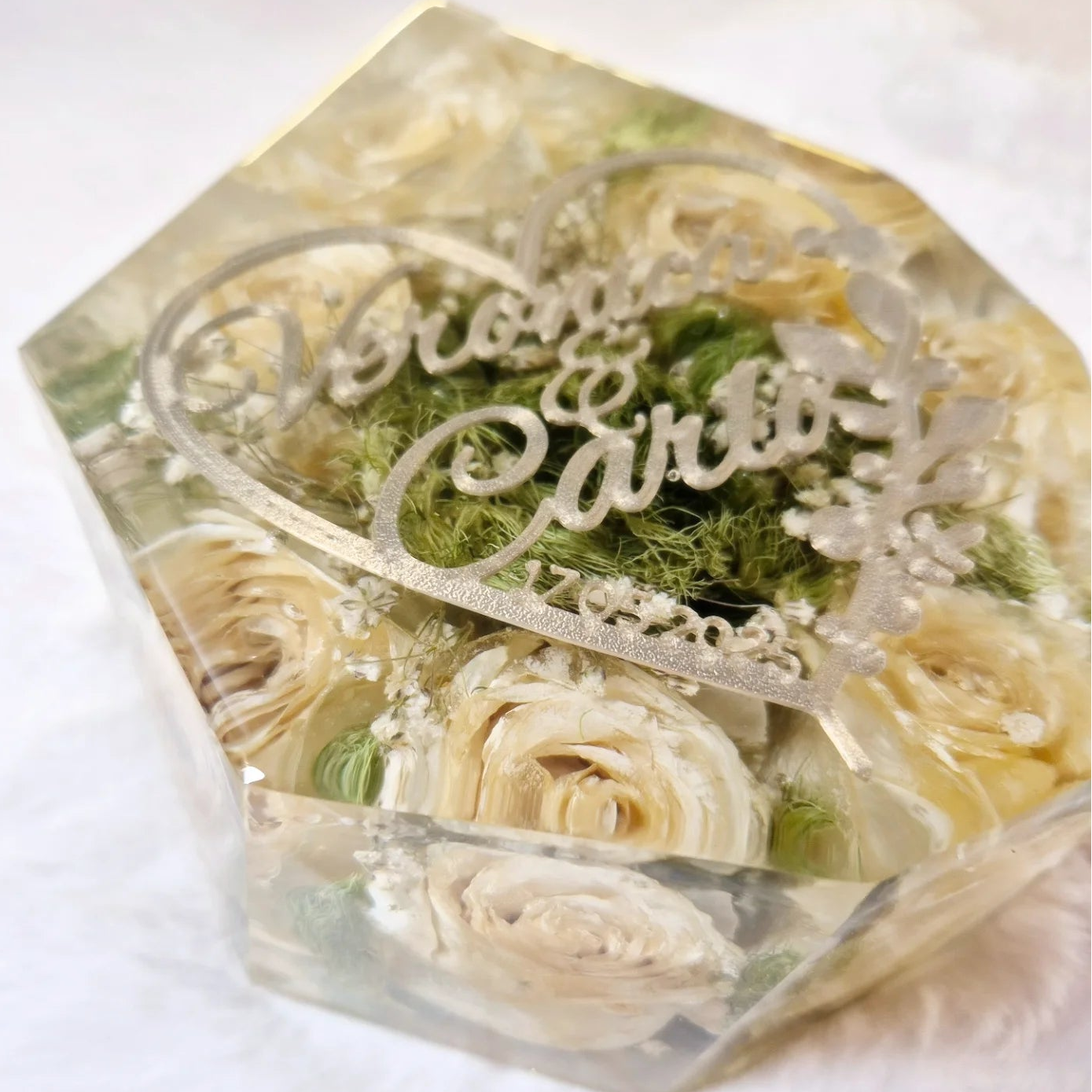 Gemma in resina e fiori essiccati