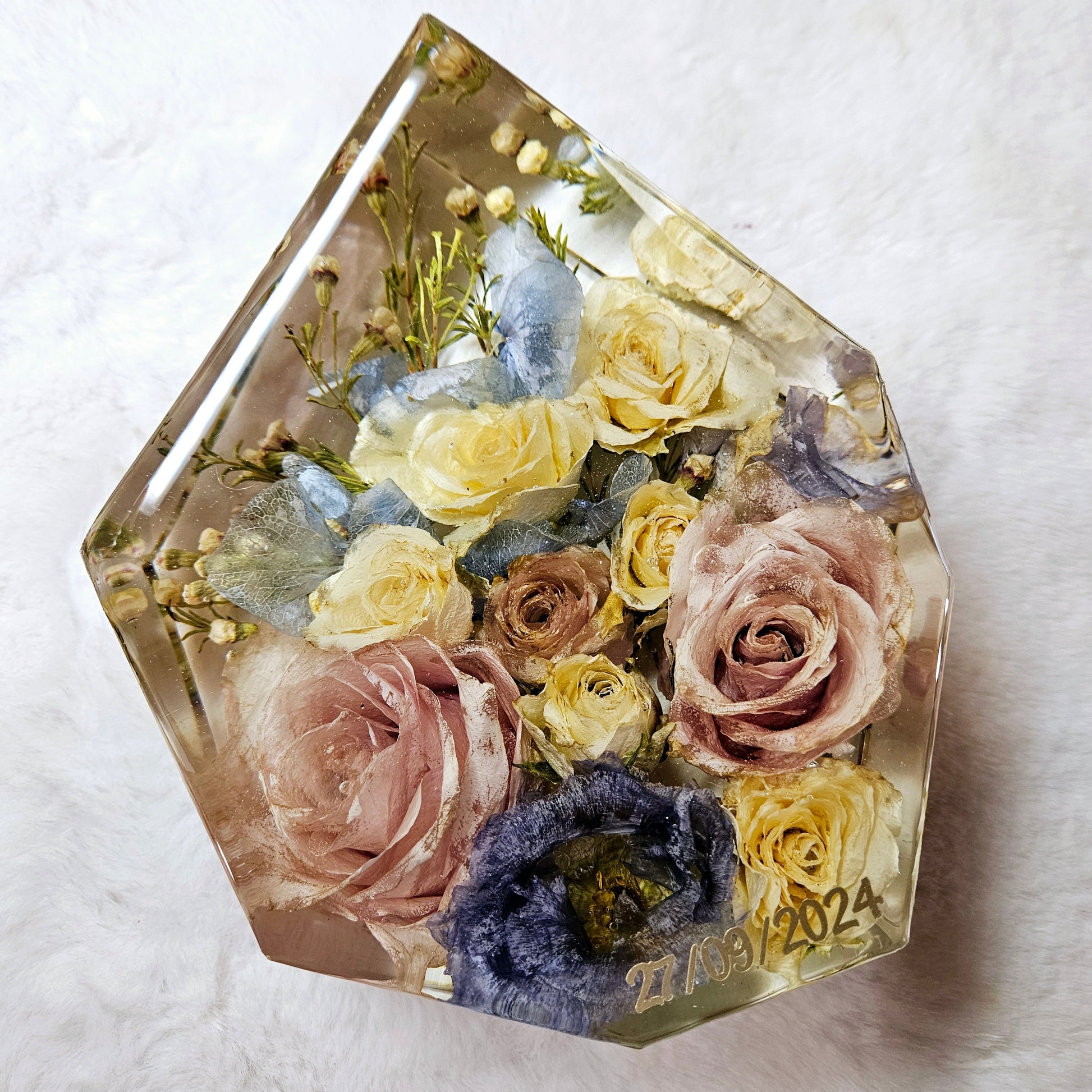 Gemma in resina e fiori essiccati