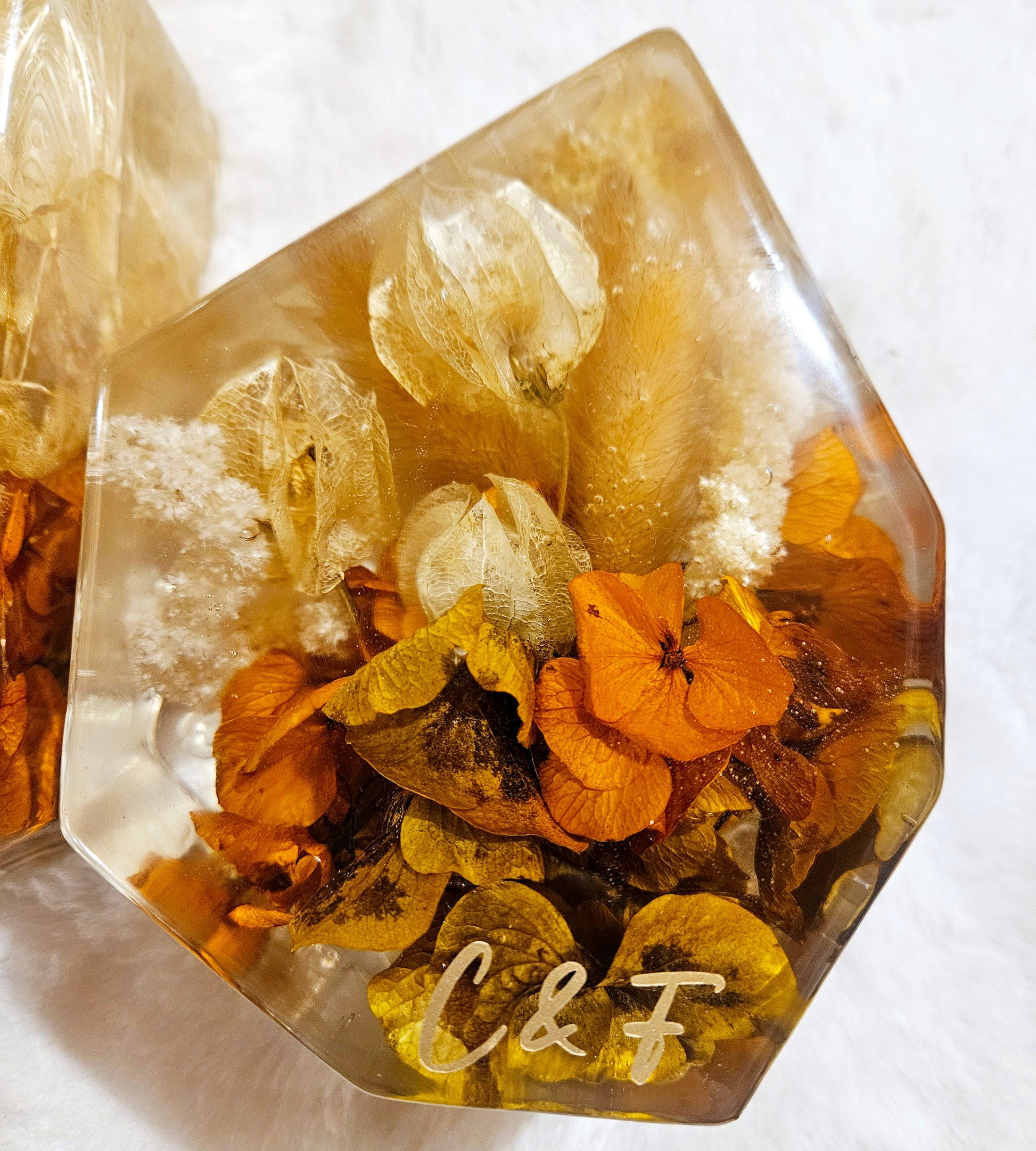 Gemma in resina e fiori essiccati