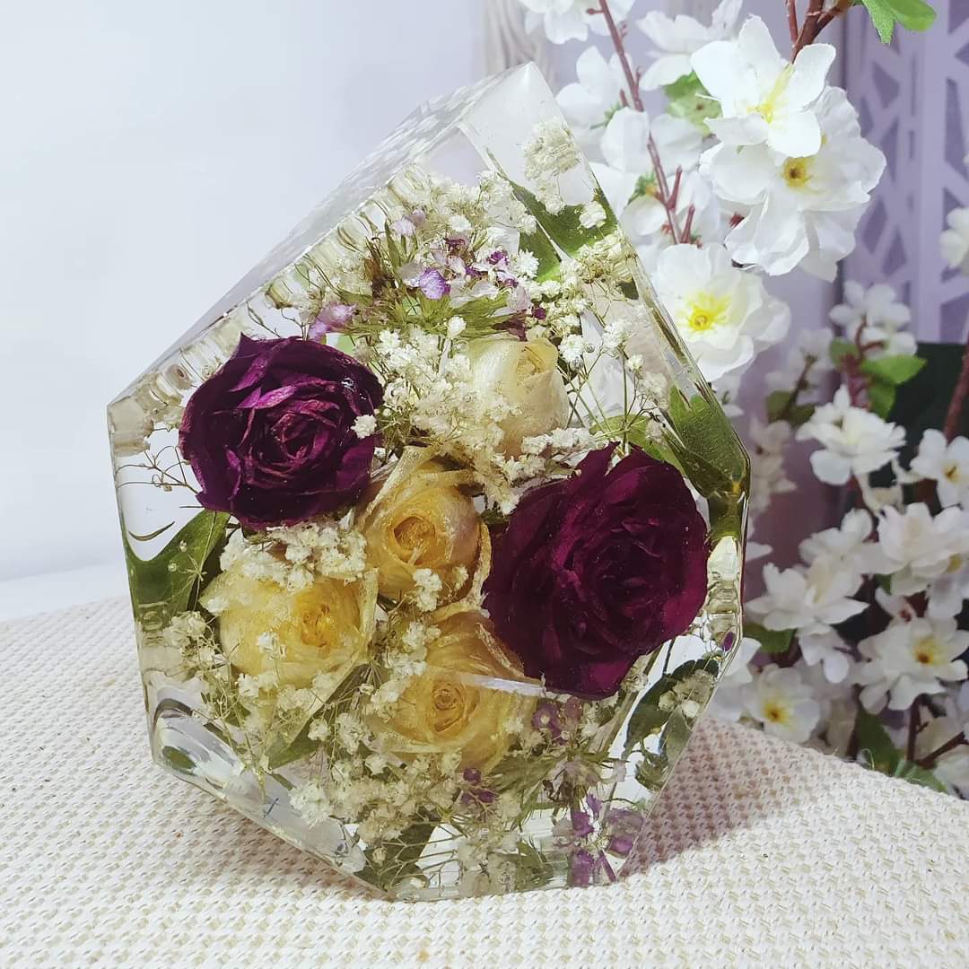 Gemma in resina e fiori essiccati