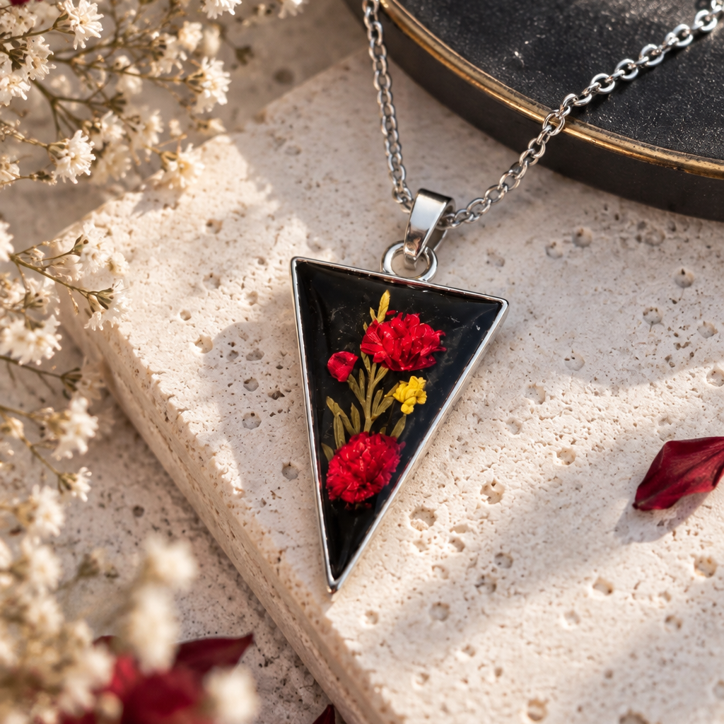Ciondolo Yoru | Argento, fiori e resina nera