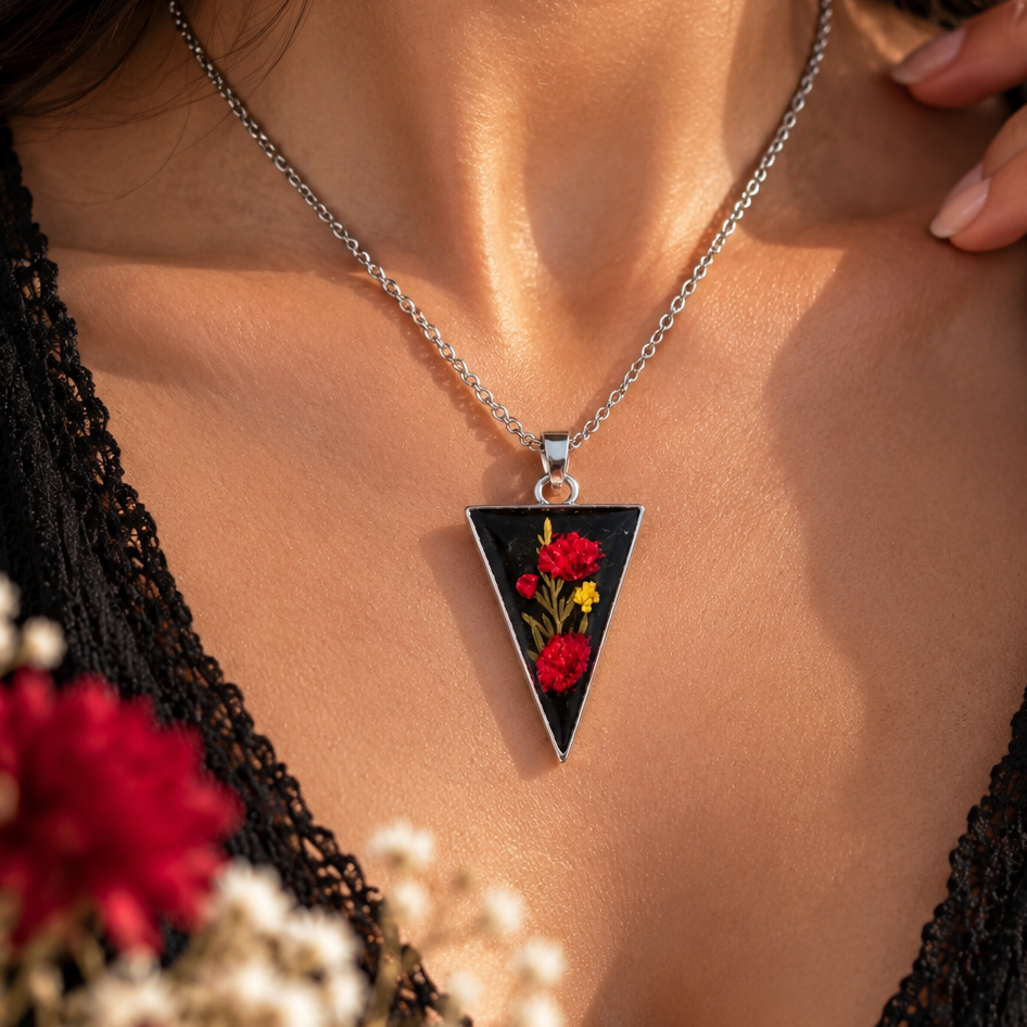 Ciondolo Yoru | Argento, fiori e resina nera