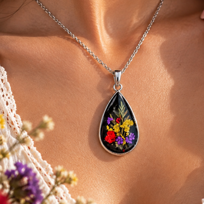 Ciondolo Hikari | Argento, fiori e resina nera