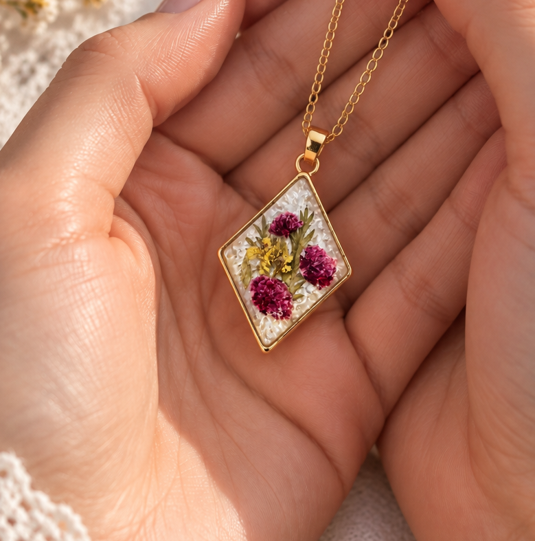 Ciondolo Haru | Oro, fiori e resina