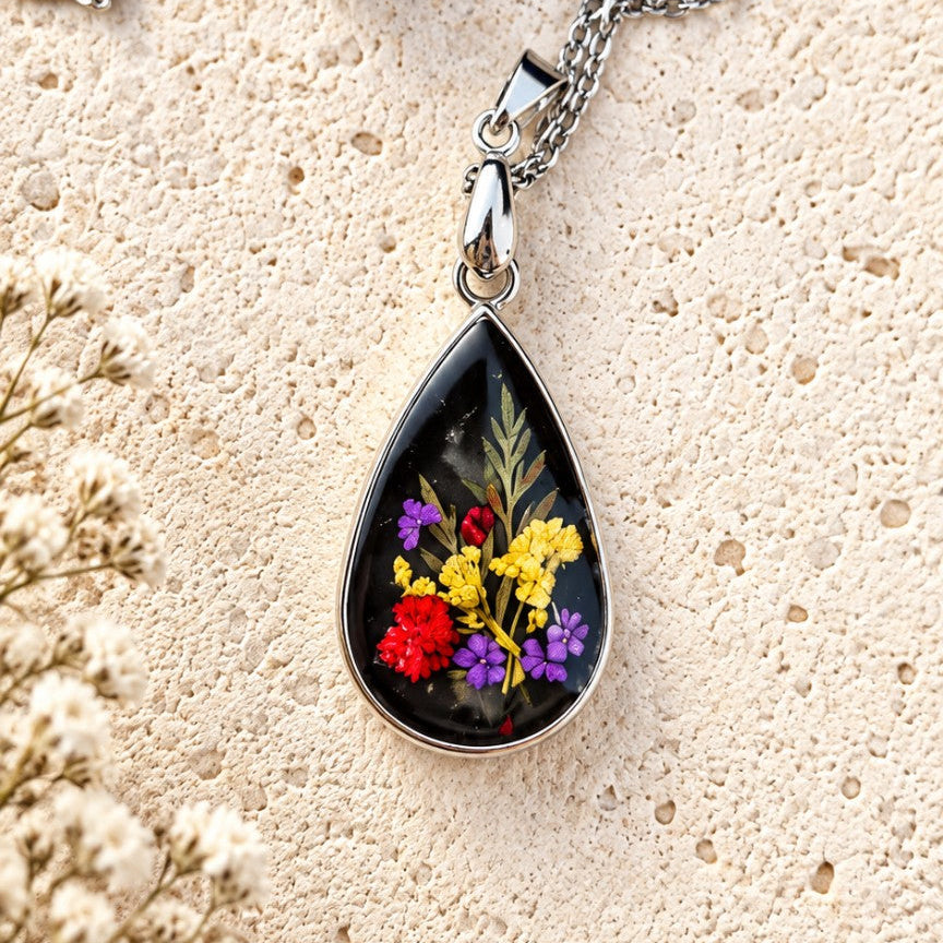 Ciondolo Hikari | Argento, fiori e resina nera