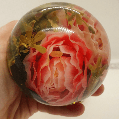 Lampada a sfera in resina e fiori secchi